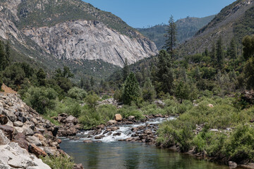 Obraz premium California State Route 140, Baccharis, Mariposa County. Metamorphic rock. Sierra Nevada. The Merced River is a 145-mile (233 km)-long tributary of the San Joaquin River 
