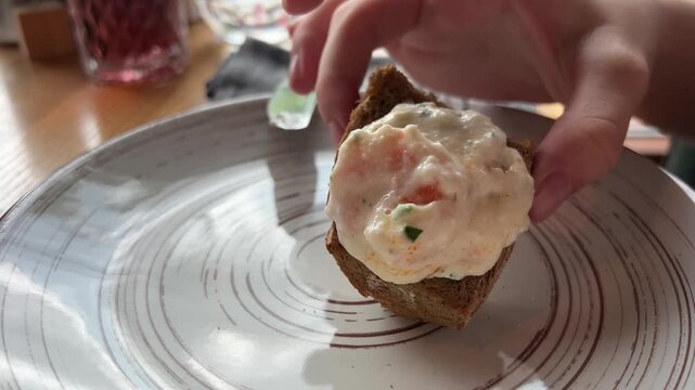 make a shrimp sandwich shrimp in cream sauce put a piece of bread on a crouton