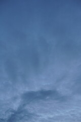 Obraz premium Zauberhafter abendlicher sehr schöner blauer Himmel mit Wolken im Hochformat
