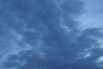 Abendlicher sehr schöner blauer Himmel mit Wolken