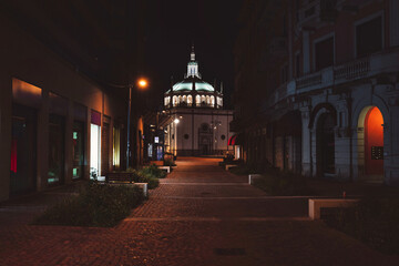 Fototapeta premium Strada che porta alla chiesa di notte