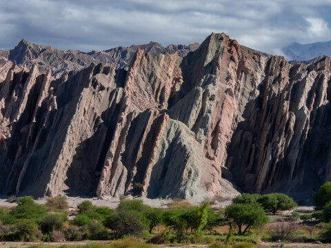 Paysage spectaculaire dans la r&eacute;gion de Cafayate en Argentine. Lors de la pouss&eacute;e des plaques tectoniques, ces strates rocheuses tr&egrave;s inclin&eacute;es t&eacute;moignent des mouvements g&eacute;ologiques extr&ecirc;mes