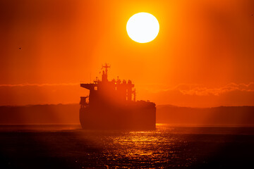 昇る朝日と海峡をゆく船影20240705