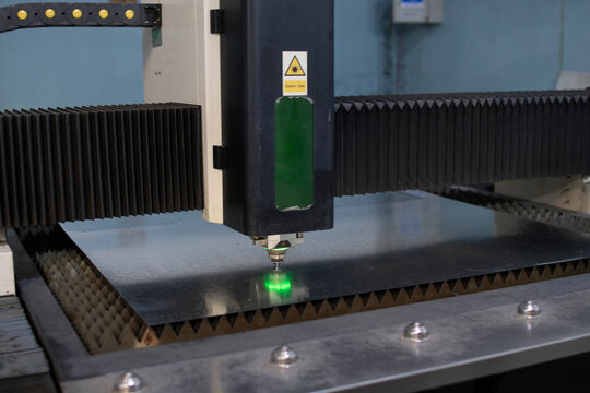 Detalles de m&aacute;quina cortadora y caladora de metal con puntera l&aacute;ser control