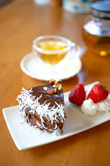 チョコレートケーキと優雅なティータイム