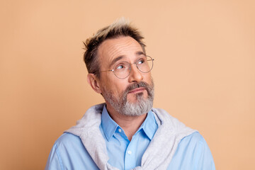 Obraz premium Portrait of a mature businessman thinking with a thoughtful expression, casual stylish attire, and trendy facial hair