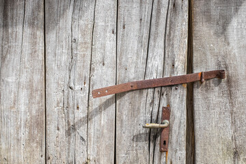 Alte Holztüre mit Eisenbeschlag