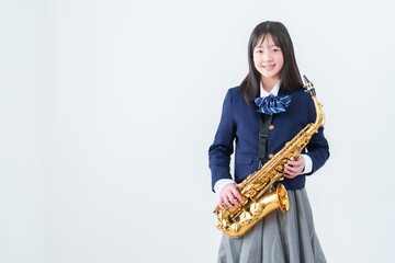 Naklejka premium サックスを持つ学生の女の子