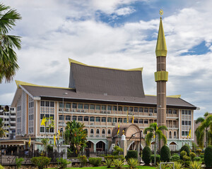 Obraz premium Department of Syariah Affairs building, featuring a golden minaret and distinctive roof, set amidst green landscaping in Bandar Seri Begawan, Brunei Darussalam
