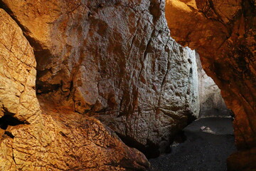 神庭の滝にある鍾乳洞　鬼の穴