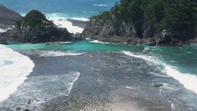 Intersecting &ldquo;Meoto-nami&rdquo; Wave Patterns at Koibito Cape, Susami, Wakayama, Japan　波が寄り添うように交差する合掌波「恋人岬の婦夫波(めおとなみ) 」和歌山県すさみ町