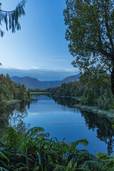 ニュージーランド　ウェスト・コースト地方にあるレイク・マセソンから見える雲がかかったマウント・クック