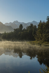 ニュージーランド　ウェスト・コースト地方にある早朝の霧がかったレイク・マセソンから見えるマウント・クック