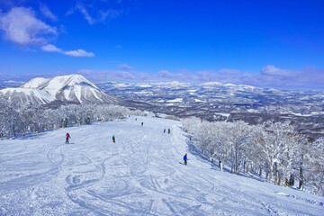 真冬のルスツスキー場、イーストエリアのイゾラ山頂からの最大コース長のイゾラグランコースの上部の景観

