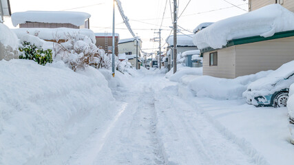 雪国の生活：吹雪の後の雪まみれの住宅地の生活道路 © ikeda_a