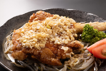 鶏肉　骨付きもも　油淋鶏