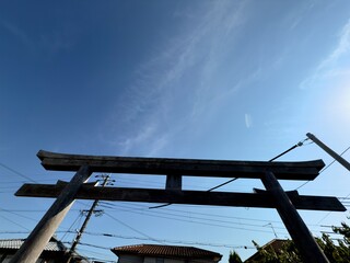 住宅街にあるコンパクトな山神社の風景
