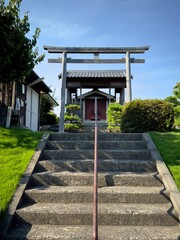 住宅街にあるコンパクトな山神社の風景
