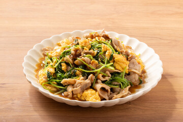 豚肉と豆苗と卵のオイスタソース炒め