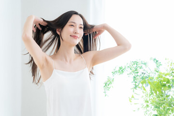 Fototapeta premium 緑の中の若い女性のビューティー