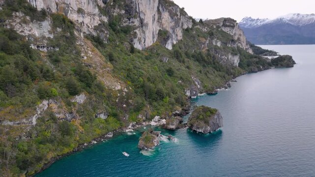 Vista a&eacute;rea de las catedrales de m&aacute;rmol, lago general carrera, regi&oacute;n de Ays&eacute;n