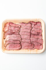 トレーに入ったローストビーフ　白バック