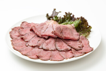皿に盛られたローストビーフ　白バック