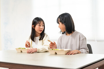 お弁当を食べる女の子
