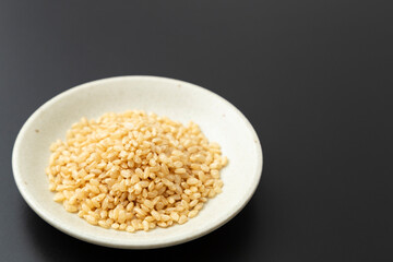 玄米　黒背景