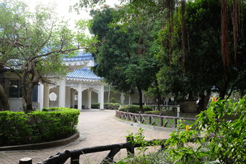 A courtyard with a white building and a blue roof