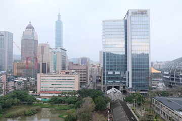 Obraz premium A city skyline with a tall building in the middle