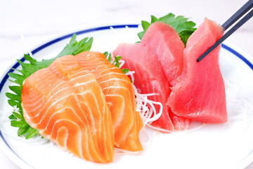 刺身 - 新鮮なお刺身の二種盛り（まぐろとサーモン）
