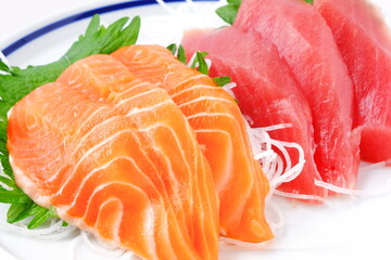 刺身 - 新鮮なお刺身の二種盛り（まぐろとサーモン）
