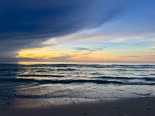 Obraz premium sunset at the beach