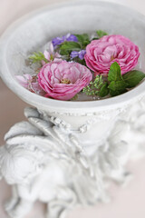 水に浮かべた花と天使の置物