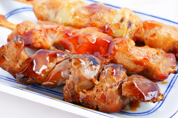 焼き鳥 - おいしそうな焼き鳥の盛り合わせ（ネギマ、もも、レバー）
