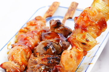 焼き鳥 - おいしそうな焼き鳥の盛り合わせ（ネギマ、もも、レバー）
