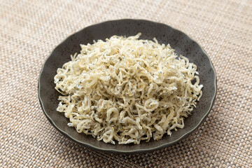 皿に盛られたちりめんじゃこ　