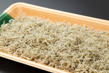 プラスチックトレーに入ったちりめんじゃこ　黒背景