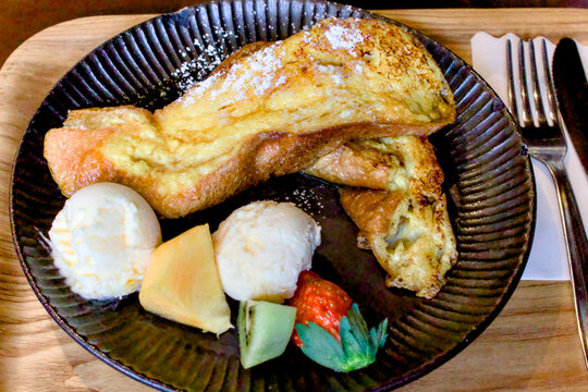 盛り付けられたフレンチトーストやアイスが美味しそう