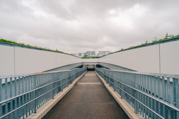 Obraz premium tokyo, japan - 2 august 2025 Toyosu Market Rooftop Greening Plaza