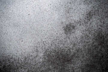 白背景に黒のスプレーペイント