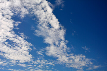 niebieskie niebo z białymi, puszystymi chmurami, tło z błekitnym niebem i delikatnymi chmurami, miejsce na tekst, blue sky with white clouds, background with blue sky and white clouds,  space for text © kateej