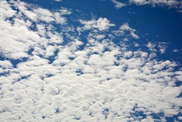 niebieskie niebo z białymi, puszystymi chmurami, tło z błekitnym niebem i delikatnymi chmurami, blue sky with white fluffy clouds, background with blue sky with white clouds © kateej