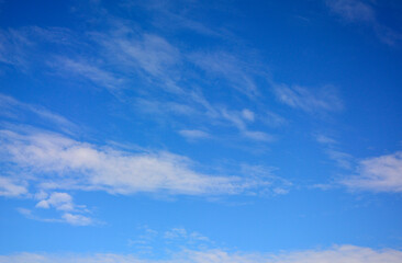 niebieskie niebo z białymi, puszystymi chmurami, tło z błekitnym niebem i delikatnymi chmurami, miejsce na tekst, blue sky with white clouds, background with blue sky and white clouds,  space for text © kateej