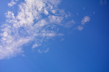 niebieskie niebo z białymi, puszystymi chmurami, tło z błekitnym niebem i delikatnymi chmurami, miejsce na tekst, blue sky with white clouds, background with blue sky and white clouds,  space for text © kateej
