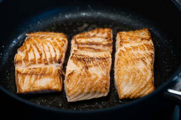 Gebratener norwegischer Fjordlachs mit Teriaky Soße auf Gemüsereis