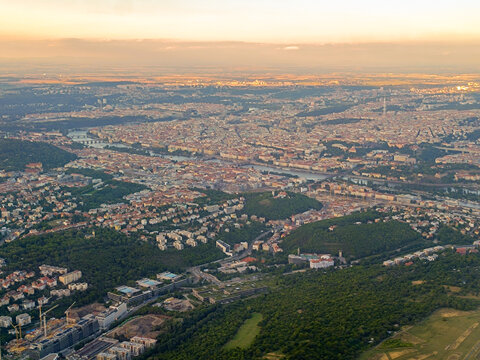 Die tschechische Hauptstadt Prag mit den Moldaubr&uuml;cken vom Flugzeug aus gesehen
