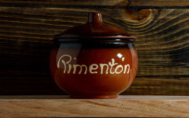 tarros de especias hechos de barro con fondo de madera oscuro