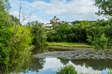 Blick vom Ufer der Waag (Váh) auf die Burg Trenčín, Kulturhauptstadt 2026, Trenčín, Slowakei